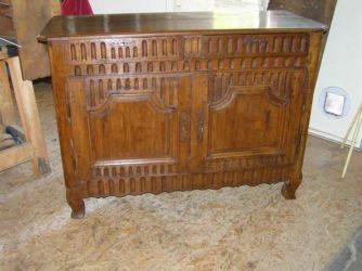 Buffet bas en noyer et chêne de style Louis XVI travail provincial. Restauration buffet bas de style Louis XVI travail provincial en noyer et chêne