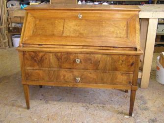 Bureau scriban en noyer massif d'époque Louis XVI Restauration bureau scriban d'époque Louis XVI en noyer