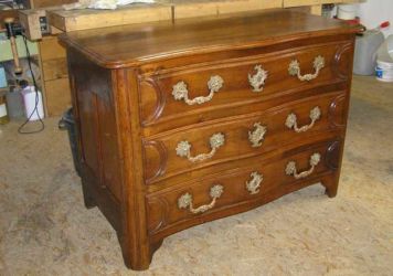 Commode Louis XIV en noyer et bronzes dorés d'époque fin XVIIe Restauration commode Louis XIV en noyer et bronzes dorés époque fin XVIIe
