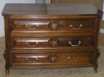 Restauration d'une commode Mazarine d'époque XIXe Restauration commode Mazarine en noyer epoque XIXe