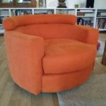 Reprise du système de pivot sur un fauteuil Roche Bobois tissu Romo Reprise du système de pivot sur un fauteuil Roche Bobois tissu Romo