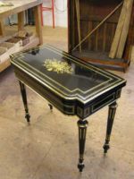 Napoleon III Game table Restoration of a Napoleon III game table with central motif and brass fillet. French polish