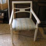 Restauration de la structure d'un fauteuil & filets feuilles de cuivre sur blanc origine Danemark Restauration de la structure d'un fauteuil & filet feuilles de cuivre sur blanc origine Danemark