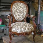 Finition vernis tampon sur une paire de fauteuil Louis Philippe en acajou Finition vernis tampon sur une paire de fauteuil Louis Philippe en acajou