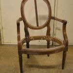 Restauration de la carcasse d'un fauteuil médaillon d'époque Louis XVI Restauration de la carcasse d'un fauteuil médaillon d'époque Louis XVI