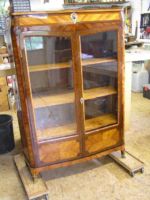 MONDON JME stamped Louis XV showcase Restoration of the veneer and French polish on a MONDON and JME stamped Louis XV showcase