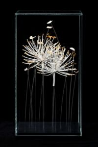 # butinage : 2 agapanthes blanches avec bouts dorés à la feuille d’or & 13 papillons dorés avec 5 couleurs d’or différents (jaune vif, pale, vert, rose et blanc). Sculpture d'gapanthes blanches avec bouts dorés à la feuille d’or & 13 papillons dorés avec 5 couleurs d’or différents (jaune vif, pale, vert, rose et blanc).