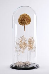 # culture sauvage : fleur de poireau et brins d'herbes folles dorés à la feuille d'or, lichens blancs. Éclairage intégré. Sculpture avec une fleur de poireau et brins d'herbes folles dorés à la feuille d'or