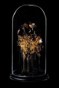 # se souvenir : herbes folles dorées à la feuille d'or, feuilles de chêne dorées à l'or moongold et brindilles de bouleau carbonisées. Sculpture d'herbes folles dorées à la feuille d'or, feuilles de chêne dorées à l'or moongold et brindilles de bouleau carbonisées.