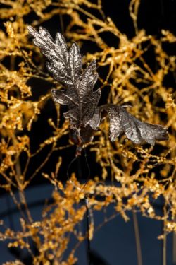 # se souvenir : herbes folles dorées à la feuille d'or, feuilles de chêne dorées à l'or moongold et brindilles de bouleau carbonisées. Herbes folles dorées à la feuille d'or, feuilles de chêne dorées à l'or moongold et brindilles de bouleau carbonisées.