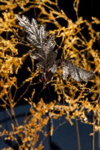 # se souvenir : herbes folles dorées à la feuille d'or, feuilles de chêne dorées à l'or moongold et brindilles de bouleau carbonisées. Herbes folles dorées à la feuille d'or, feuilles de chêne dorées à l'or moongold et brindilles de bouleau carbonisées.