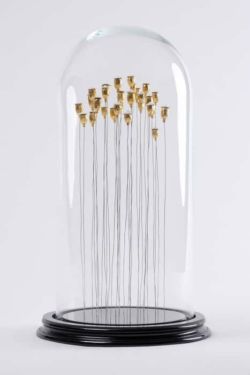 # singularité : coquelicots dorés à la feuille d'or et chapeaux blancs en suspension comme un village dans le ciel en hommage à Hayao Miyazaki. Sculpture de coquelicots dorés à la feuille d'or et chapeaux blancs en suspension comme un village dans le ciel en hommage à Hayao Miyazaki.