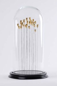 # singularité : coquelicots dorés à la feuille d'or et chapeaux blancs en suspension comme un village dans le ciel en hommage à Hayao Miyazaki. Sculpture de coquelicots dorés à la feuille d'or et chapeaux blancs en suspension comme un village dans le ciel en hommage à Hayao Miyazaki.