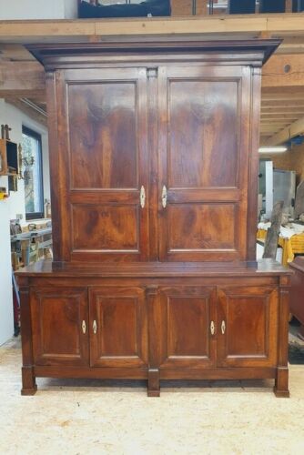 Restauration d'un grand buffet deux corps d'époque Empire en noyer ouvrant à quatre portes en partie basse. Reprise de la structure pour compenser l'affaissement central Restauration-conservation de meubles anciens et dorure